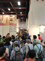 世貿一館現場擠得水洩不通