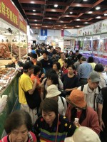 民眾熱情試吃素食零嘴