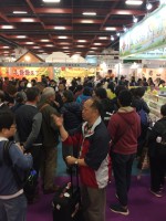 逛展民眾推行李箱購物